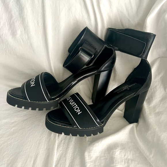 👑✅PRICE FIRM✅Fabulous Fashion Black Star Trail Sandal Heels - Picture 3 of 17